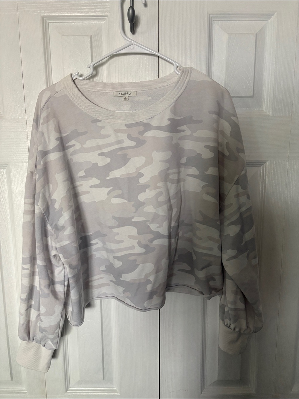 Z Supply Light Gray Camo Cropped Crewneck Sweatshirt